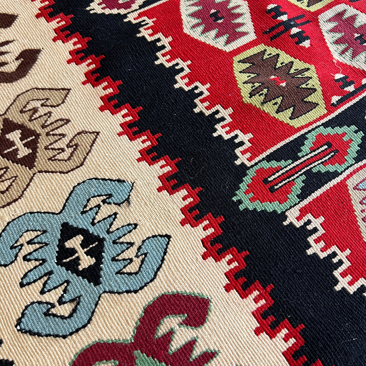 Vintage kilim rug
