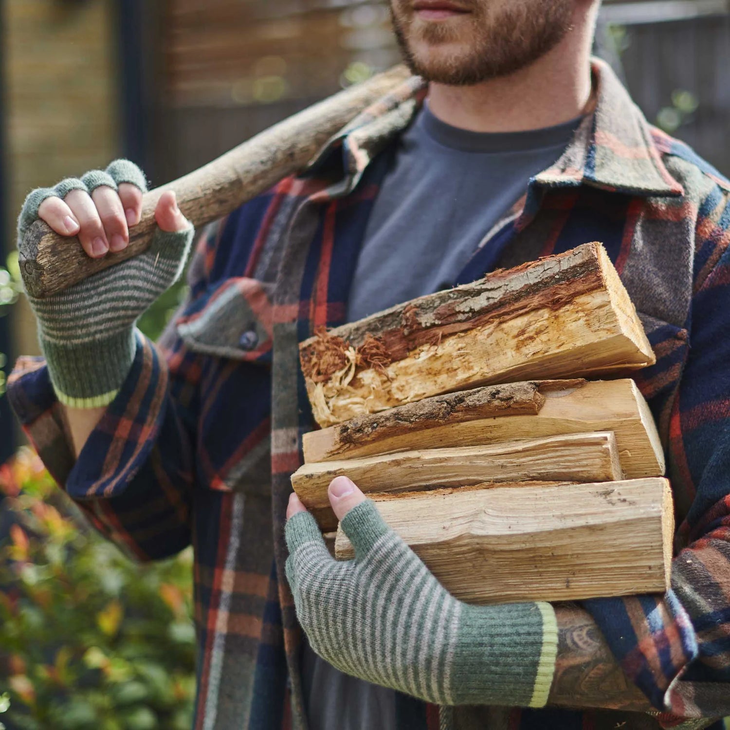 Lambswool fingerless gloves (soft green)