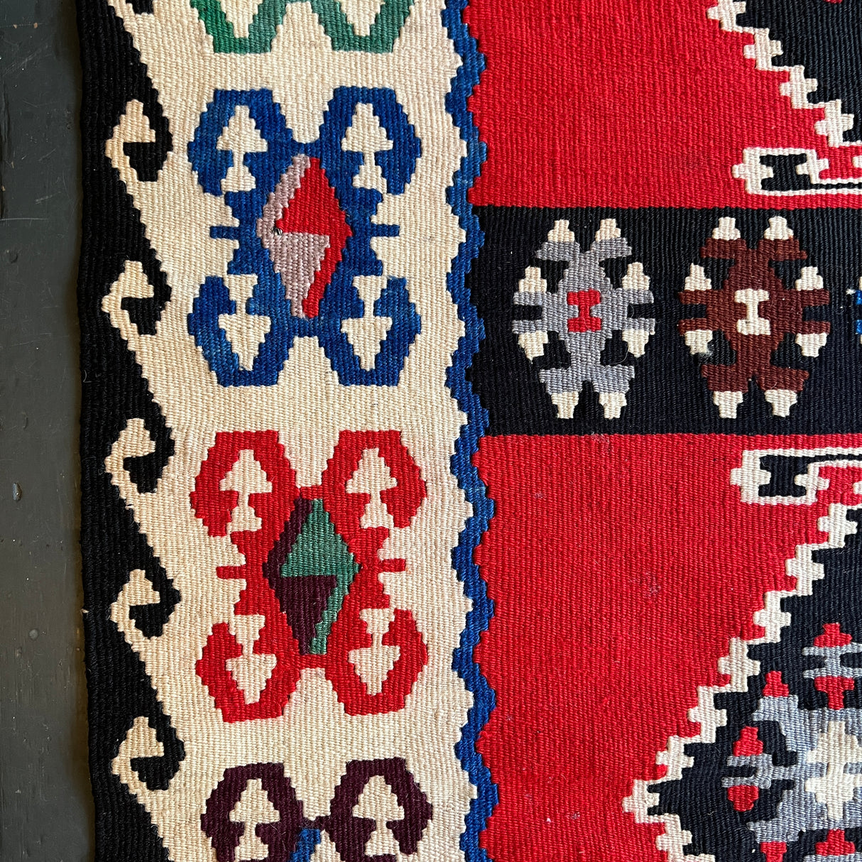 Vintage kilim rug