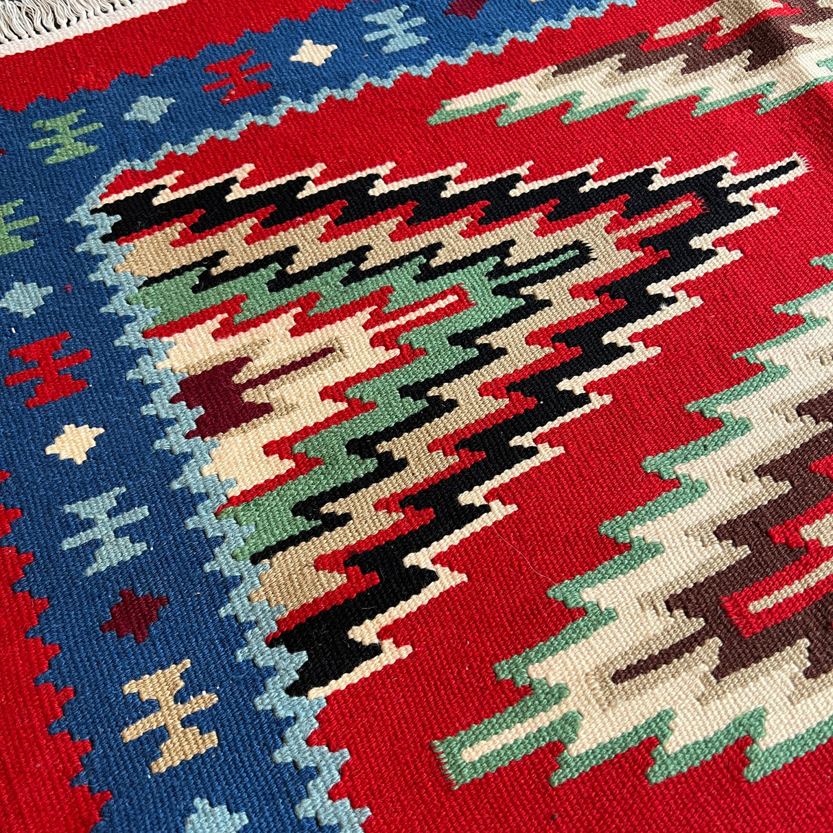 Vintage kilim rug