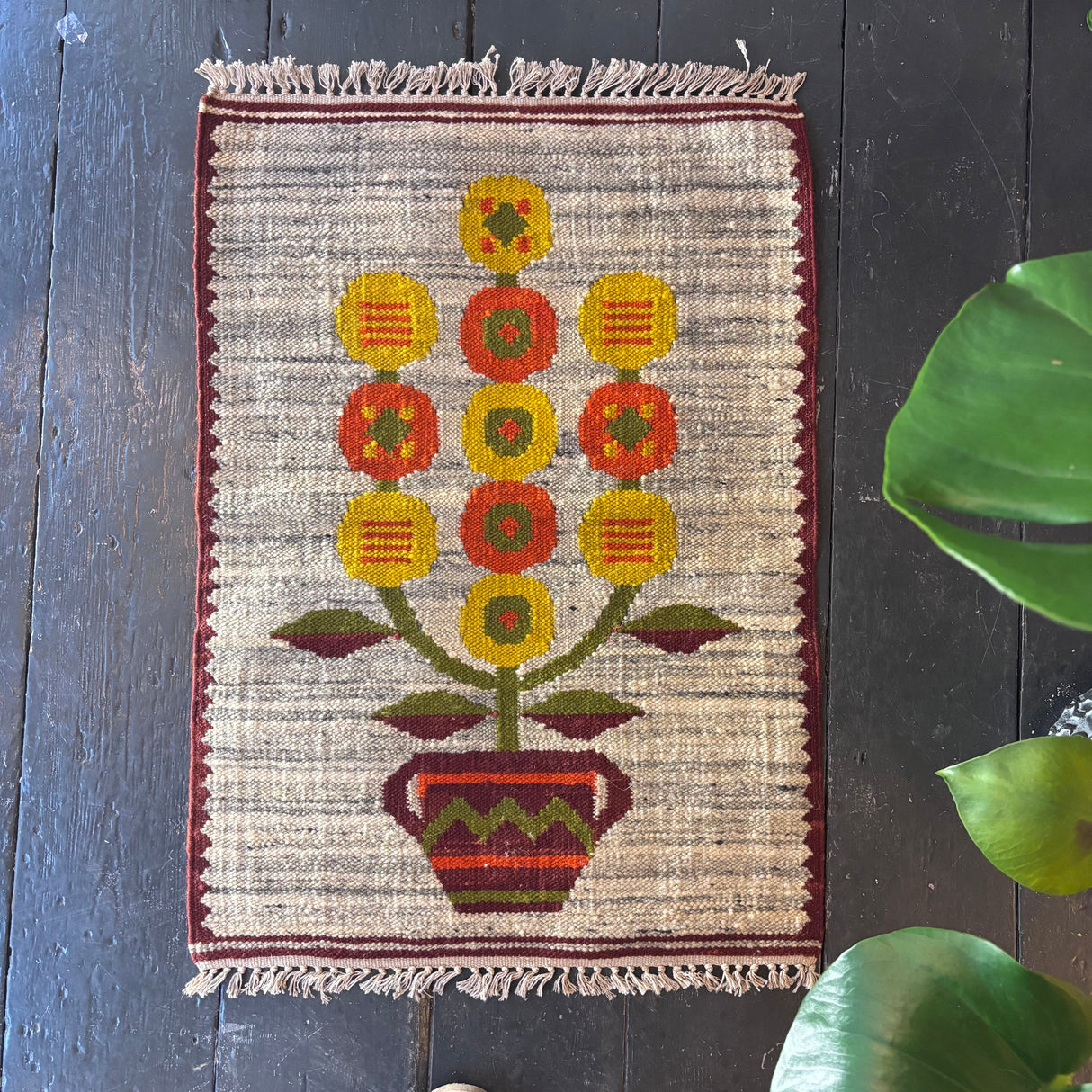 Mini rug/wallhanging (yellow flower vase)