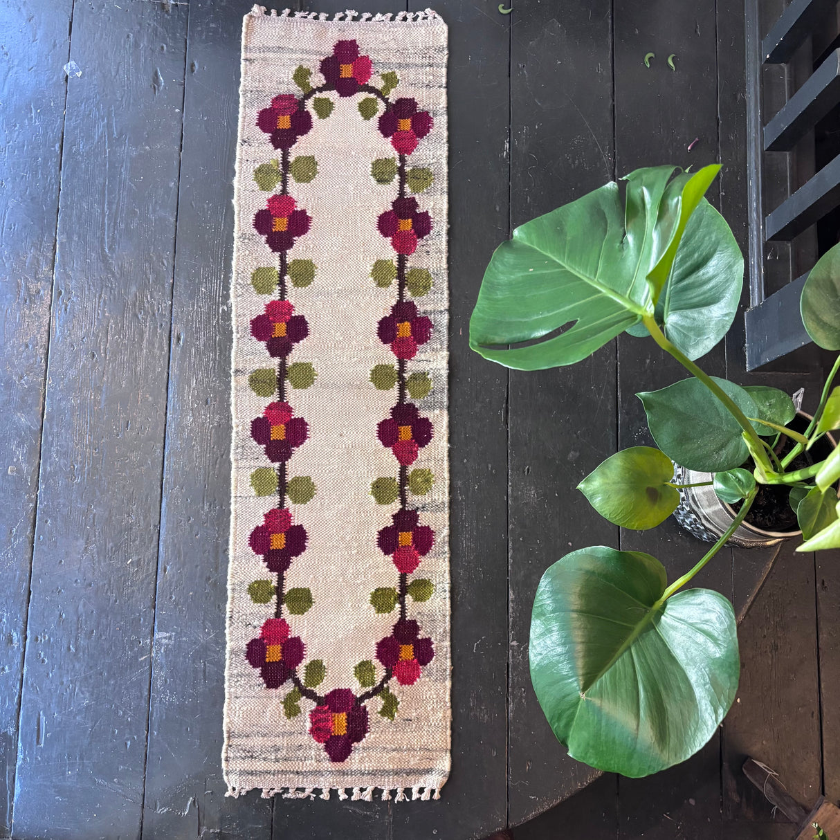 Mini rug/wallhanging (burgundy flowers)