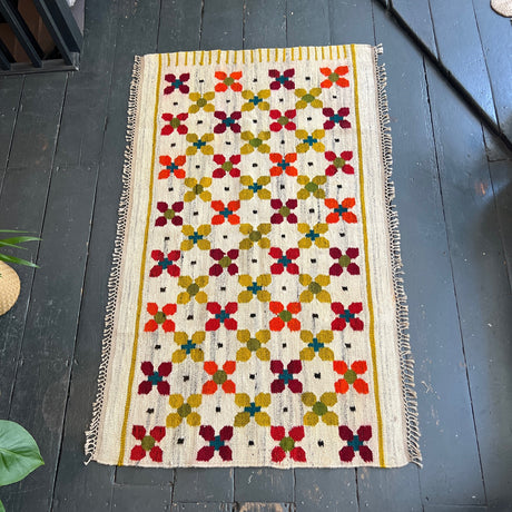 Scandi flower flat weave rug